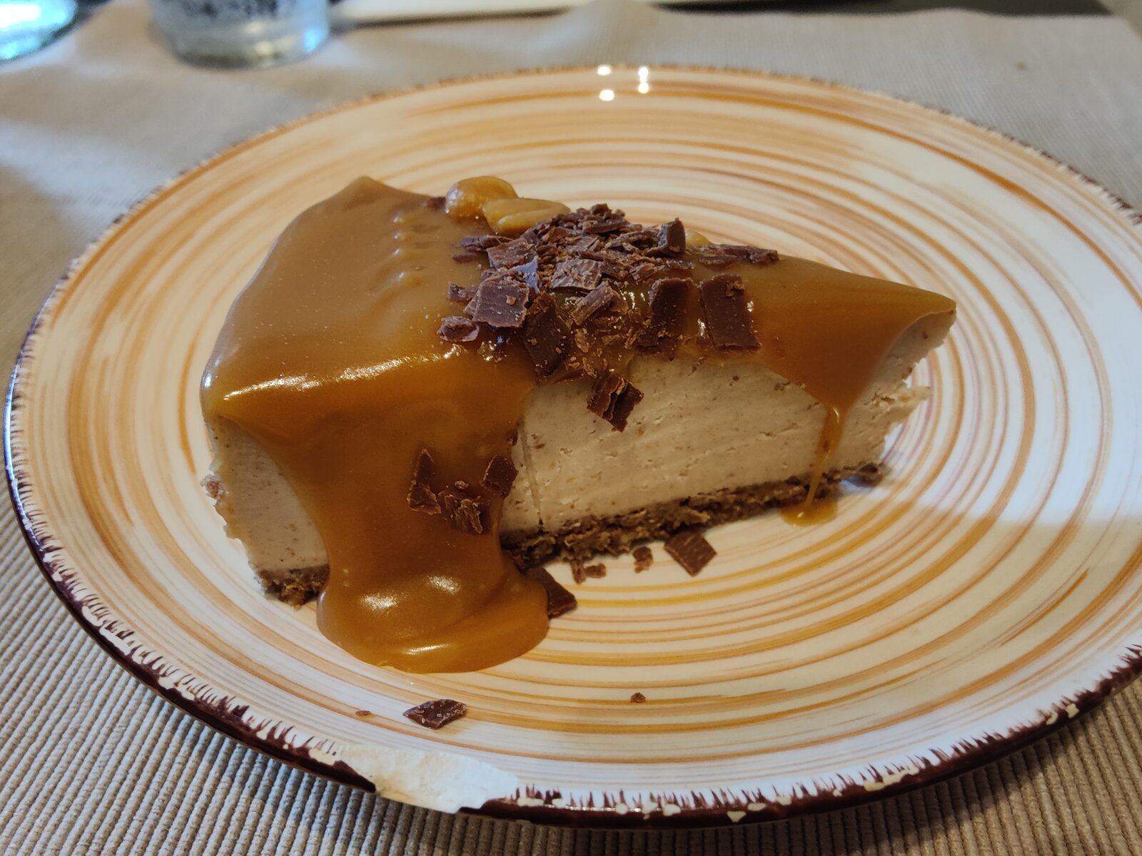 Una fetta di cheesecake con il caramello che cola