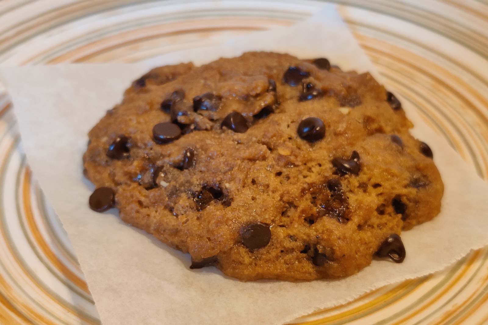 Cookie morbidi burro di arachidi e gocce di cioccolato, al microonde