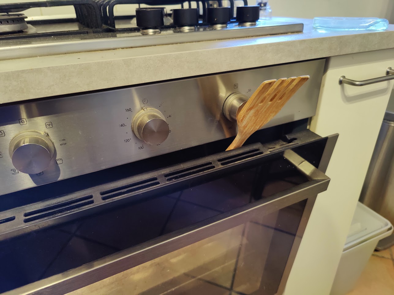 Lo sportello tenuto socchiuso dal manico di legno